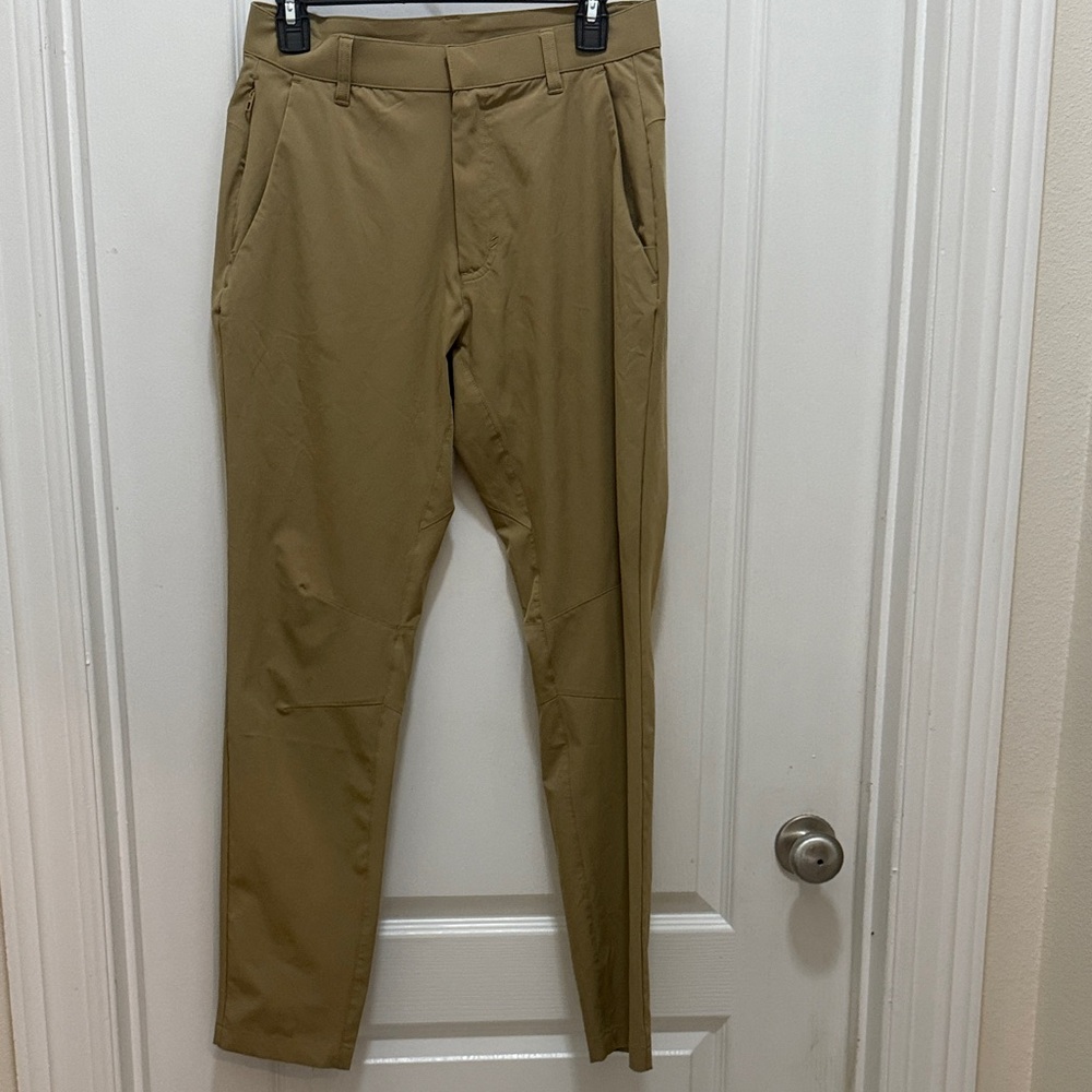 Fabletics Men's Khaki Chinos.  29x32.  Zipper pockets. Stretch athletic pants